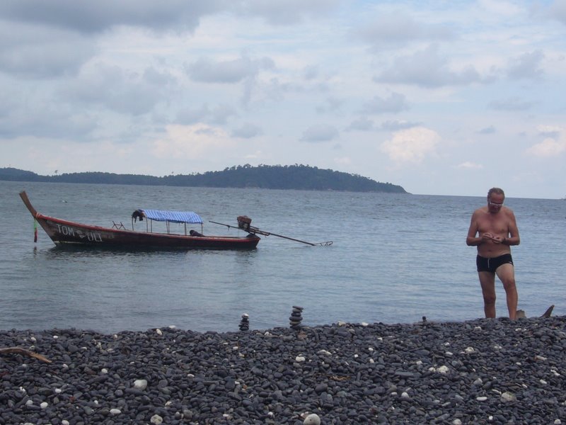 Black pebble island - Bernard